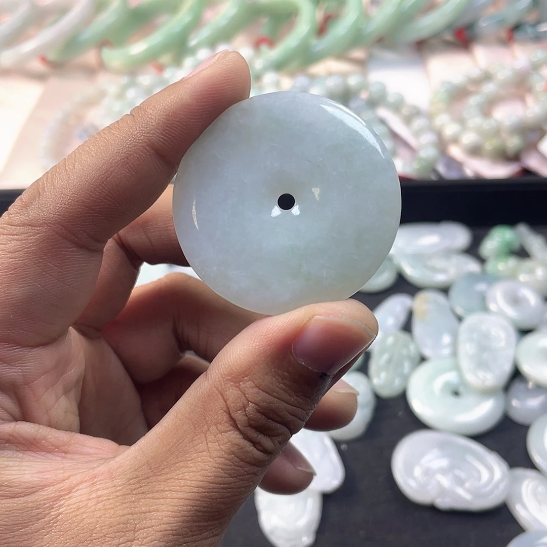 翡翠未镶嵌颈饰平安扣