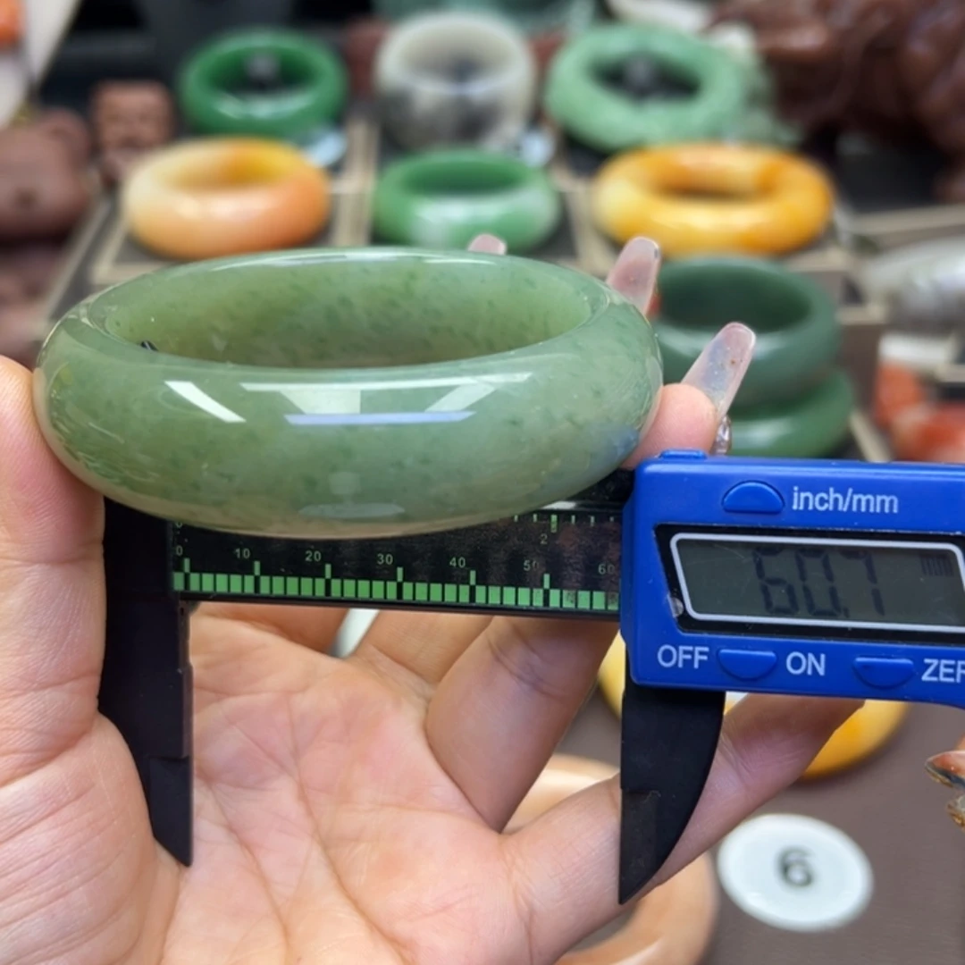 未镶嵌手镯石英岩玉