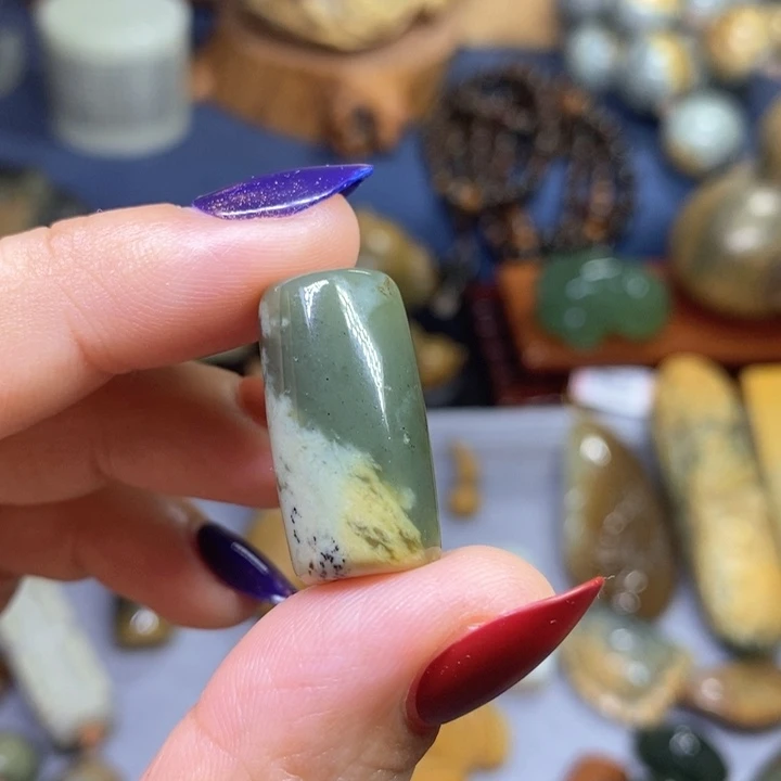 岫岩老玉（透闪石质玉）手工桶珠未镶嵌