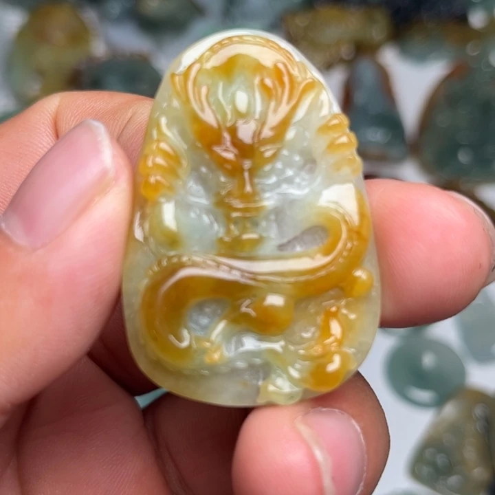 翡翠未镶嵌颈饰龙