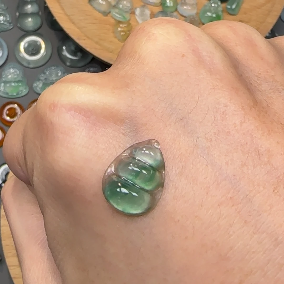 翡翠未镶嵌颈饰福豆