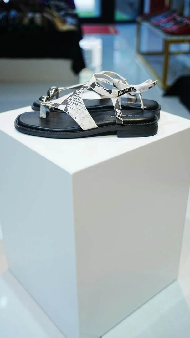 努努苏苏平底复古港风纯色人字拖罗马鞋方头时尚水钻时装凉鞋