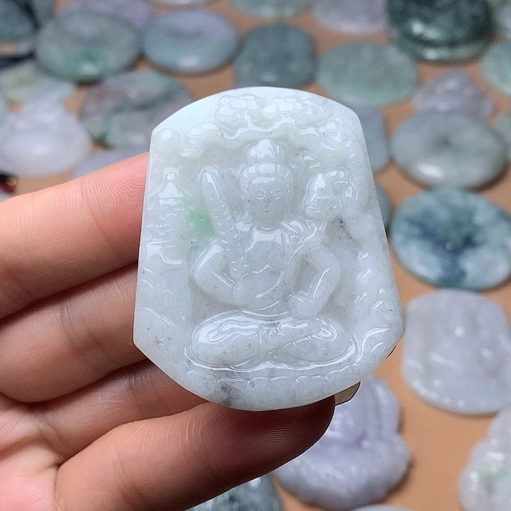 翡翠未镶嵌颈饰虚空