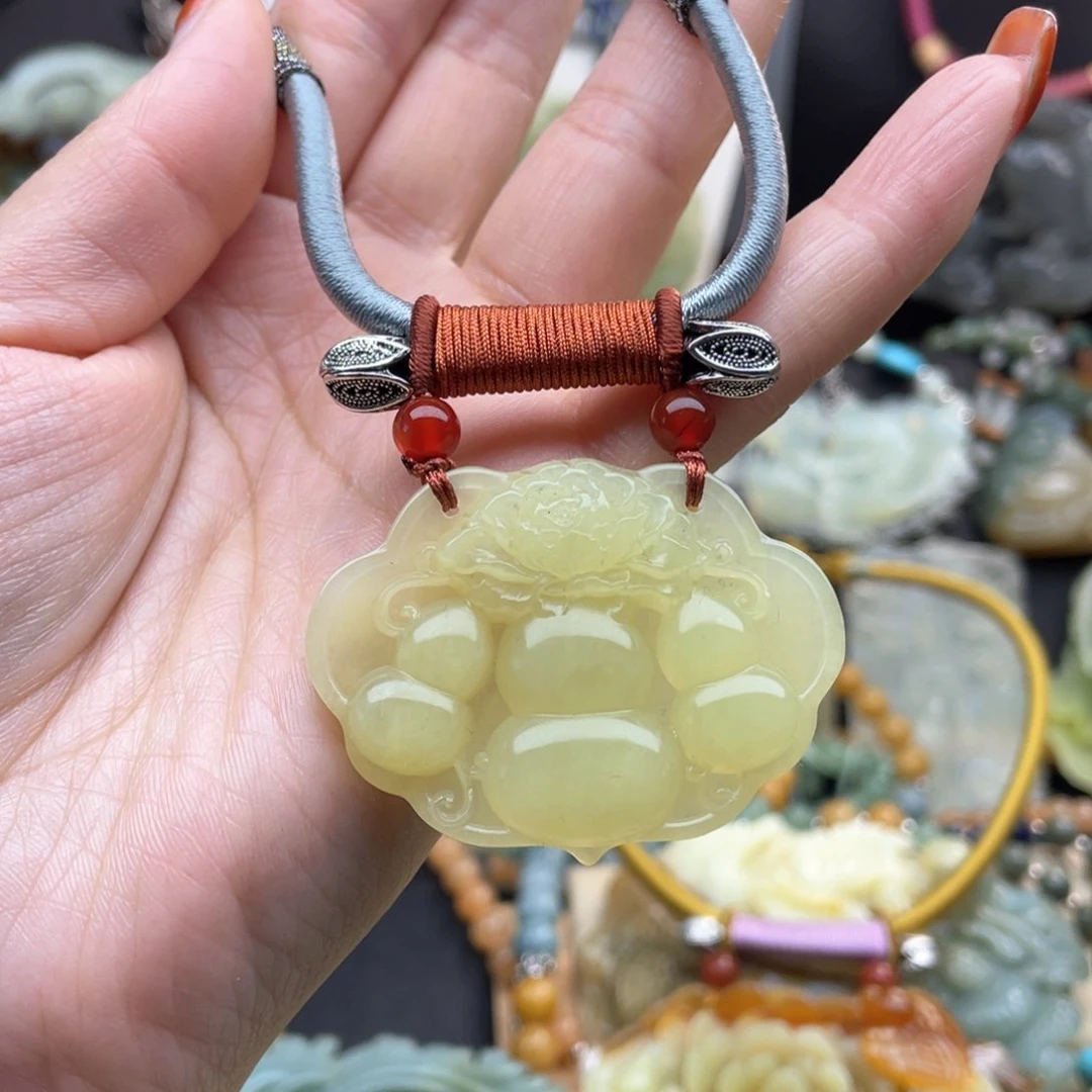 蛇纹石玉颈饰未镶嵌