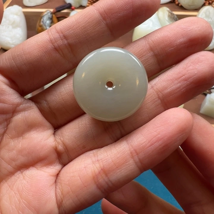 和田玉未镶嵌颈饰且末平安扣