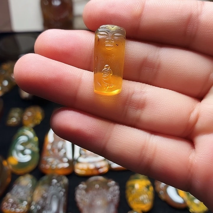琥珀未镶嵌颈饰..