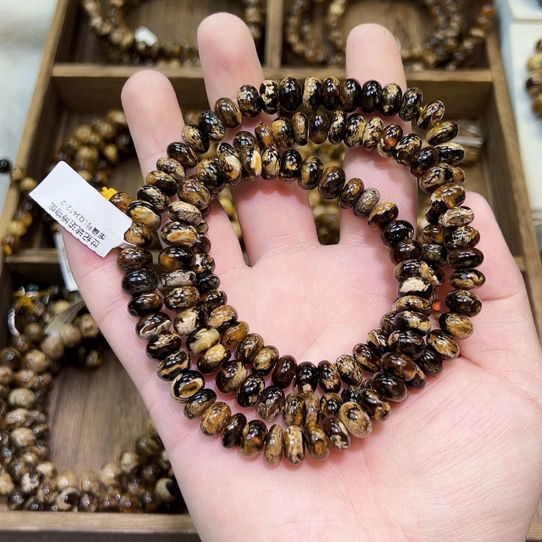 琥珀未镶嵌颈饰抚顺