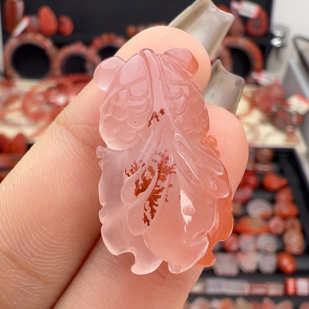 南红玛瑙未镶嵌颈饰金鱼