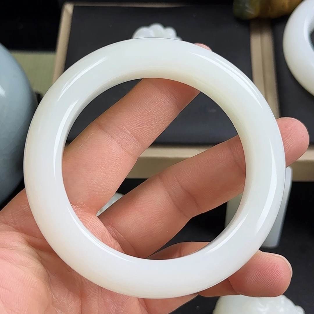 和田玉未镶嵌手镯