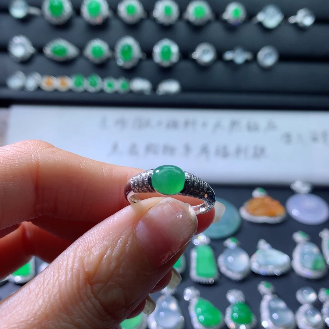 18K金镶嵌戒指翡翠伴钻