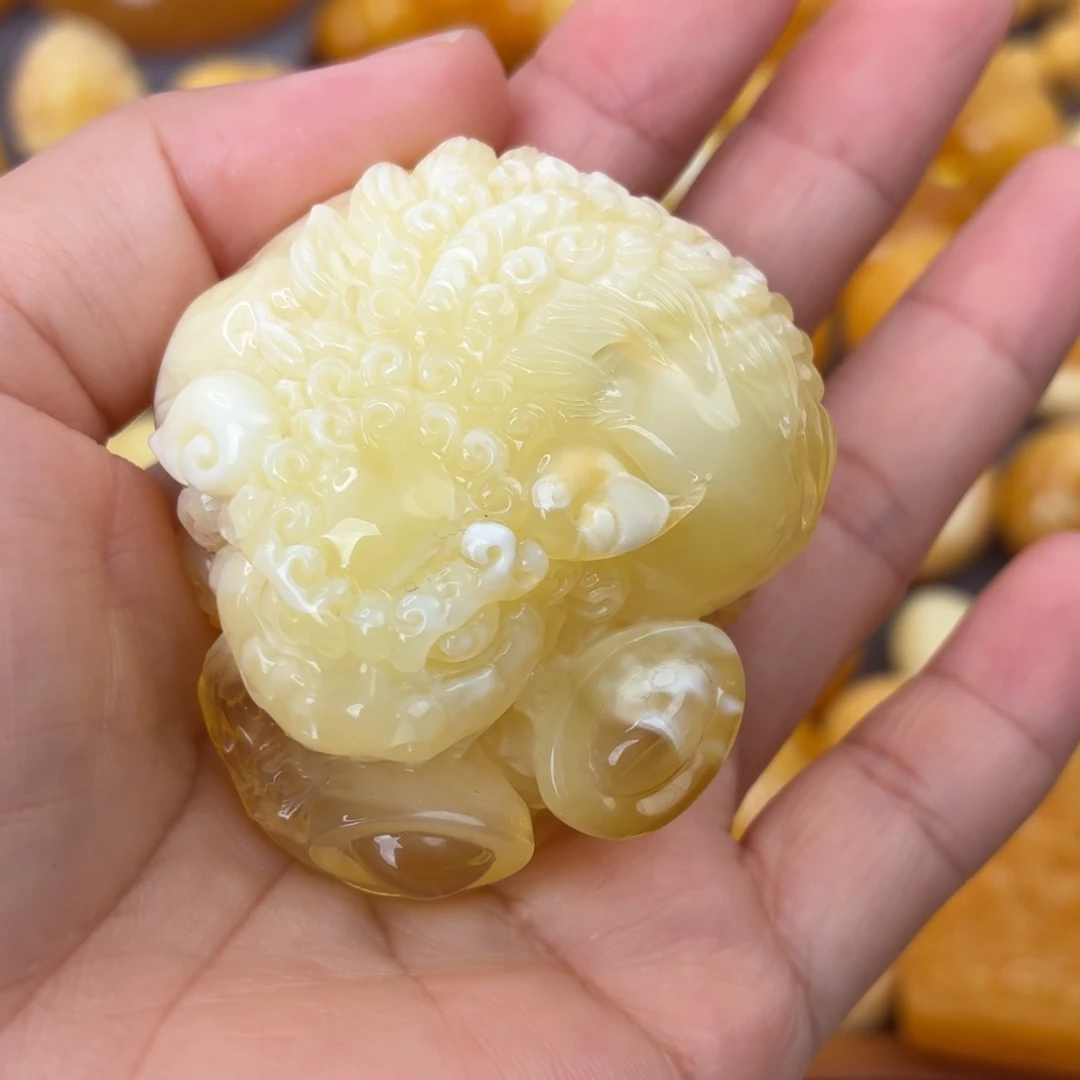 裸石虫珀未镶嵌狮子