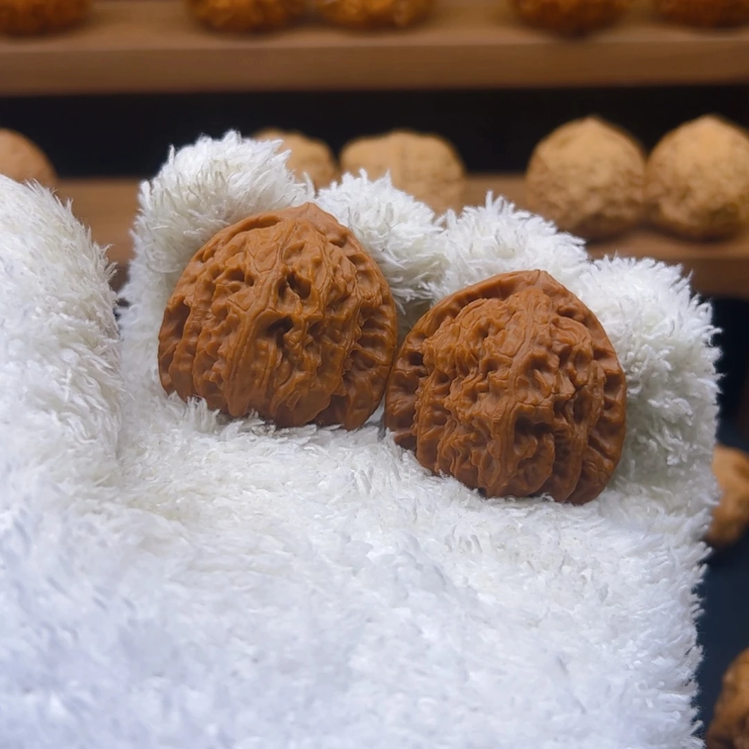 小***皇核桃把件三角白天残脚