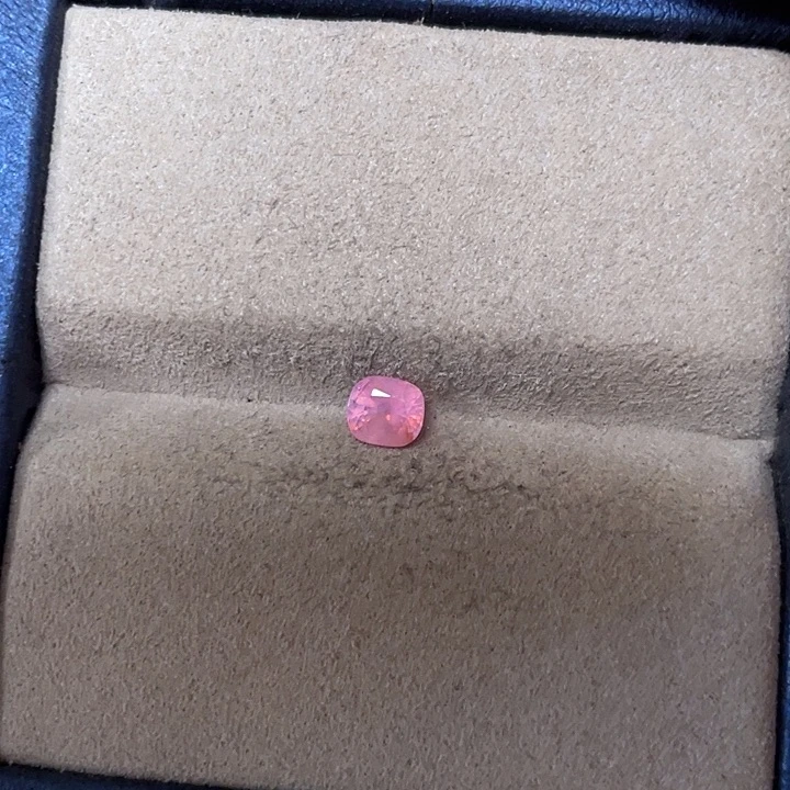 定制蓝宝石未镶嵌裸石0.8克拉