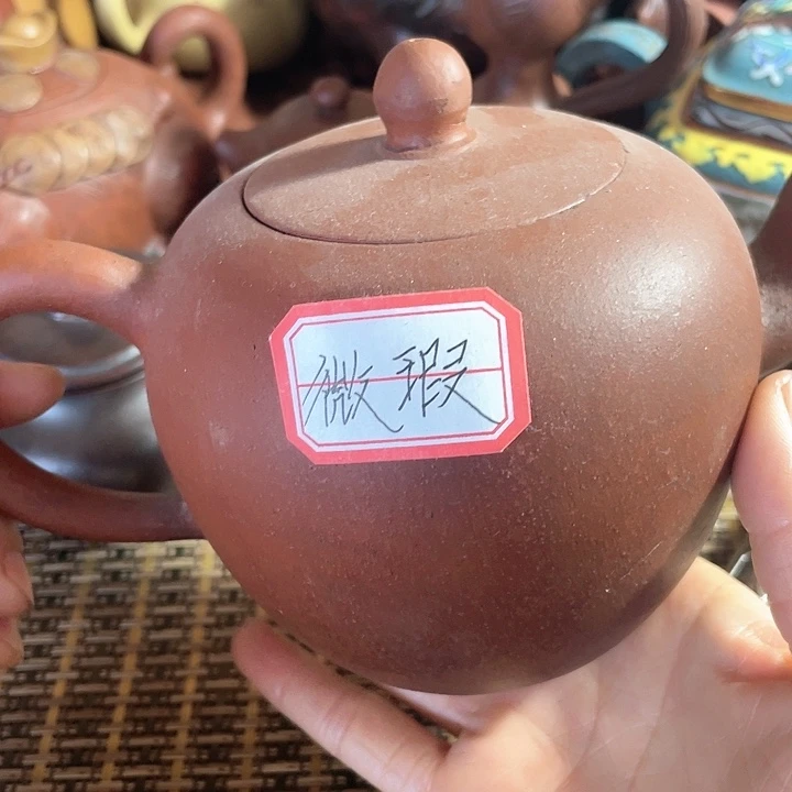 紫砂茶壶原矿泥料手工制作紫砂壶。