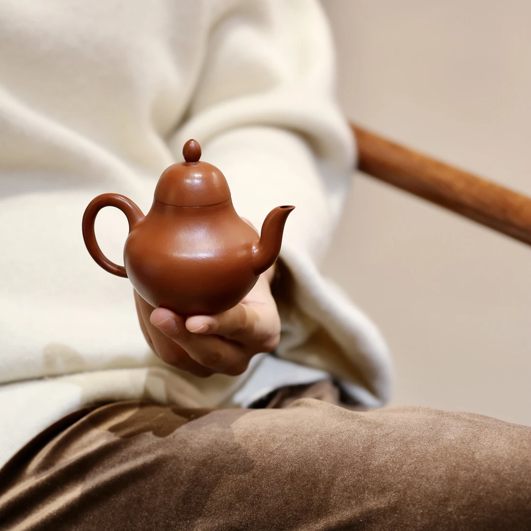 亭亭玉立是『思婷』王俊峰全手工抟制· 140cc  原矿朱泥壶