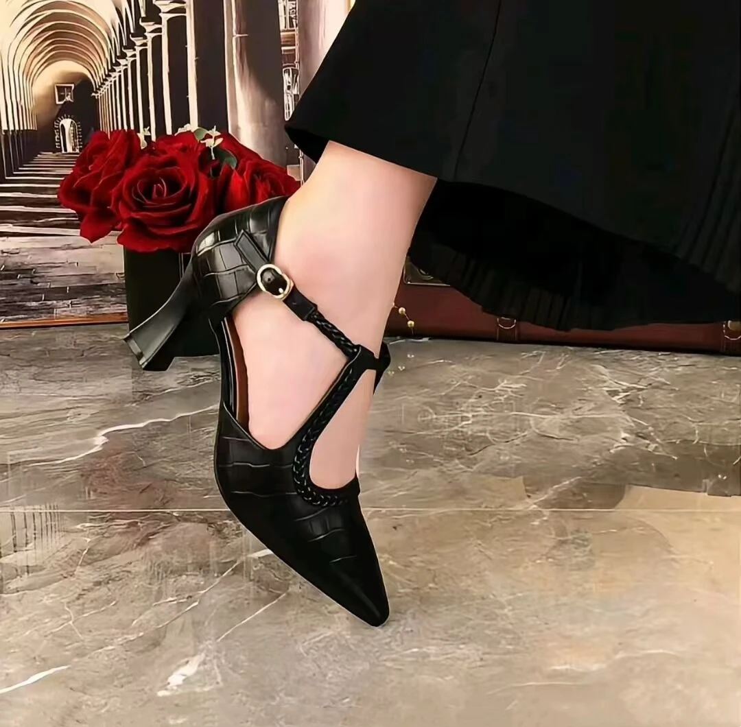 2025春夏季尖头时尚高跟鞋一字扣带中空交叉优雅包头凉鞋小众单鞋