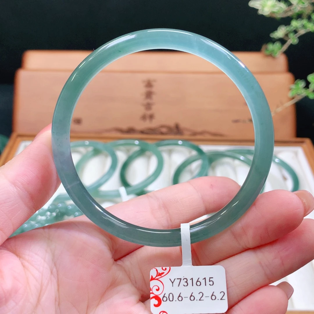 翡翠手镯未镶嵌天然