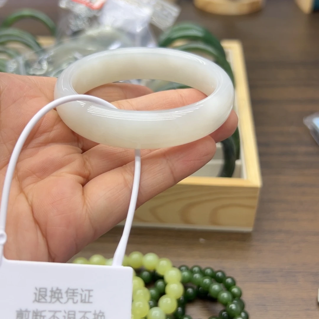 升***姐未镶嵌手镯和田玉54.7圈围175瑕