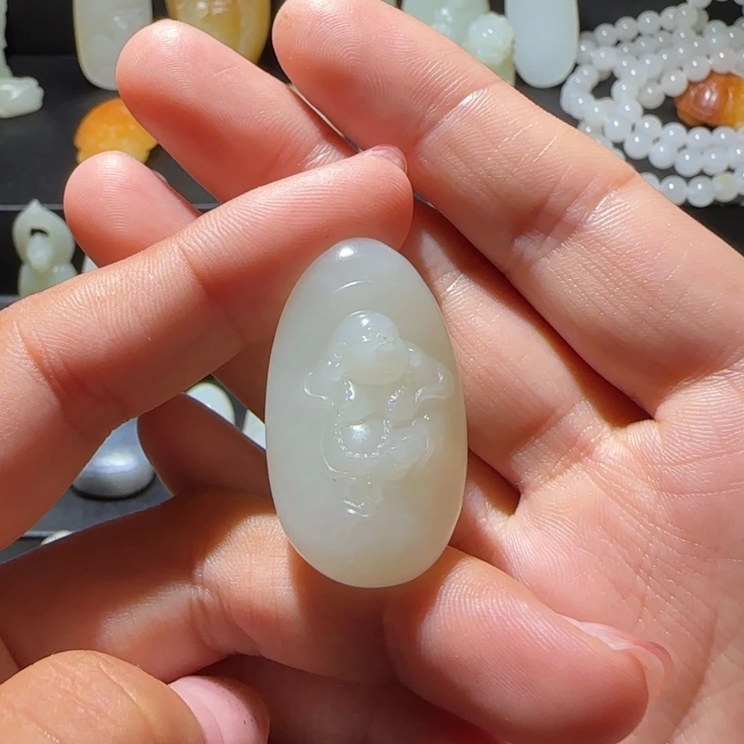 阳***光颈饰未镶嵌和田玉