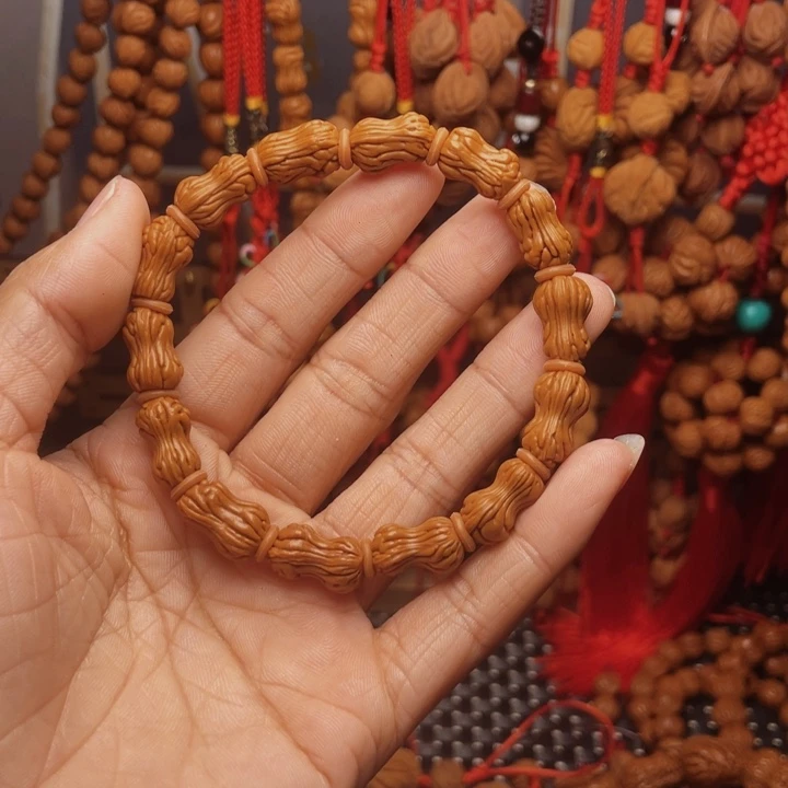 曾***凉木质类龙纹桃枭挂件