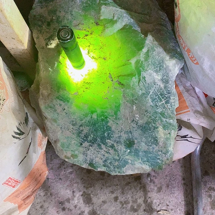 未镶嵌蛇纹石玉珠宝奇石