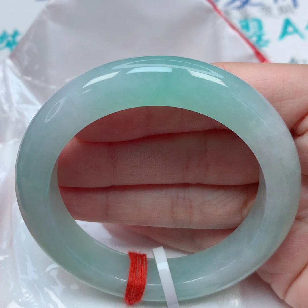 翡翠手镯未镶嵌55圈 晴绿底 泥鳅背