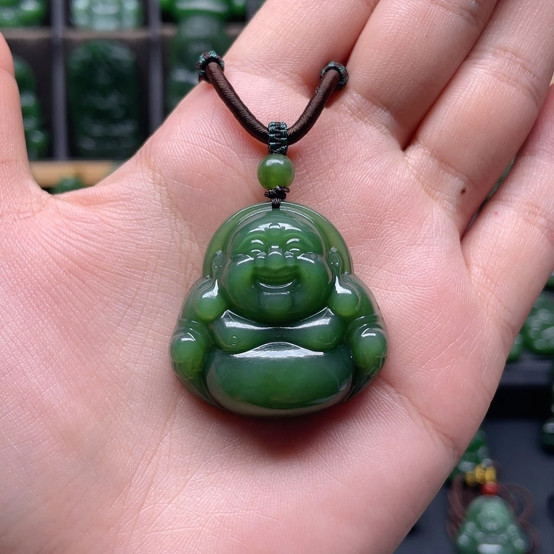 在***方颈饰未镶嵌和田玉