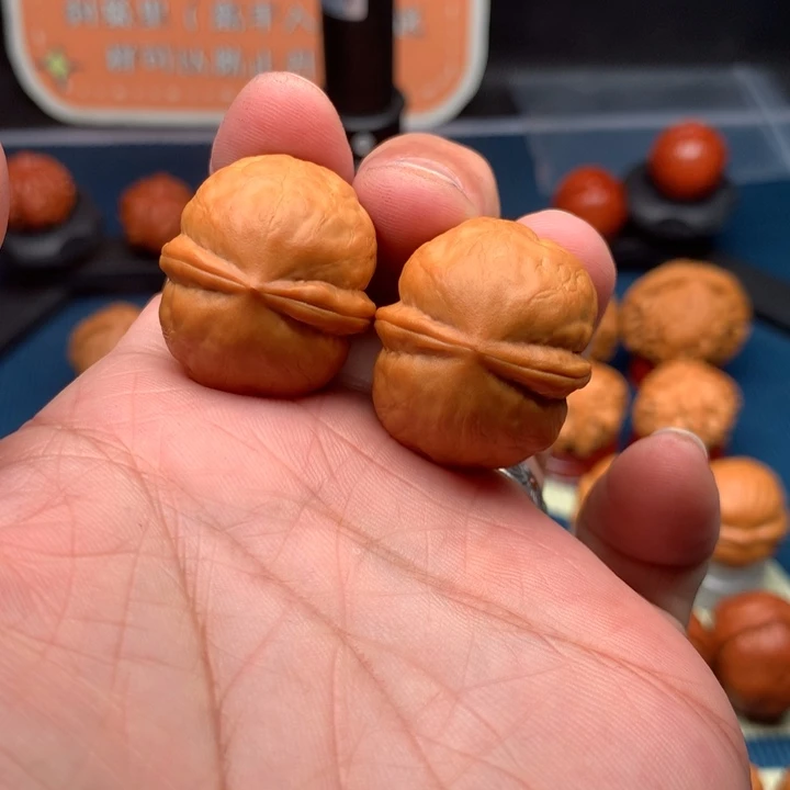 桃核把件多****。野生小手捻