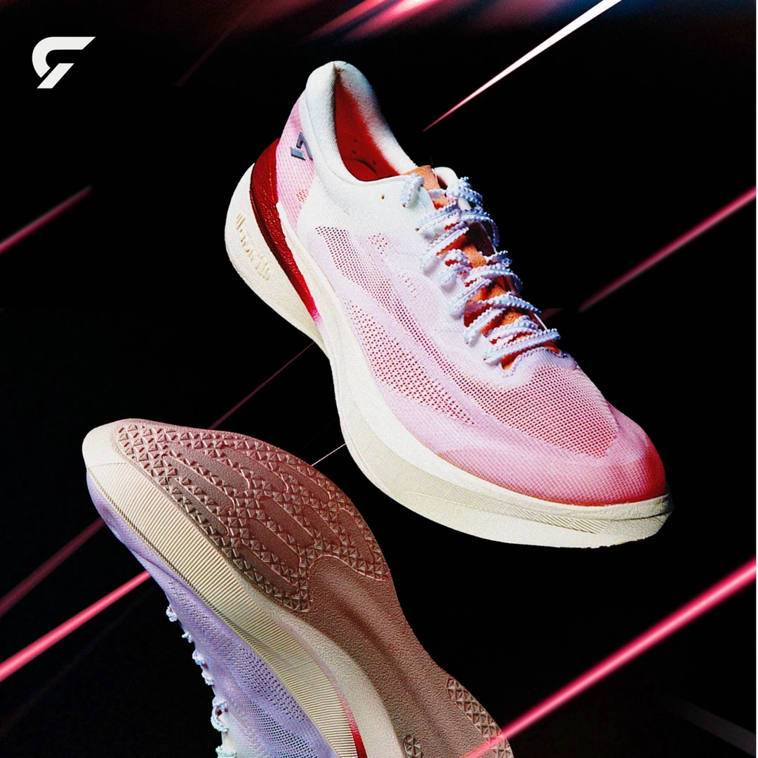 大鲶1.0马拉松碳板竞速训练跑鞋透气网面轻便缓震白红色运动鞋