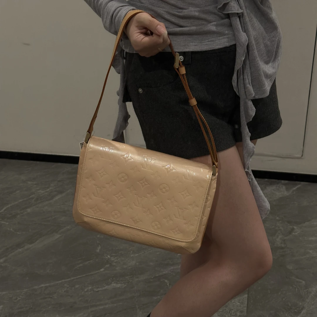 95新 LouisVuitton/路易威登 漆皮单肩包 且曼
