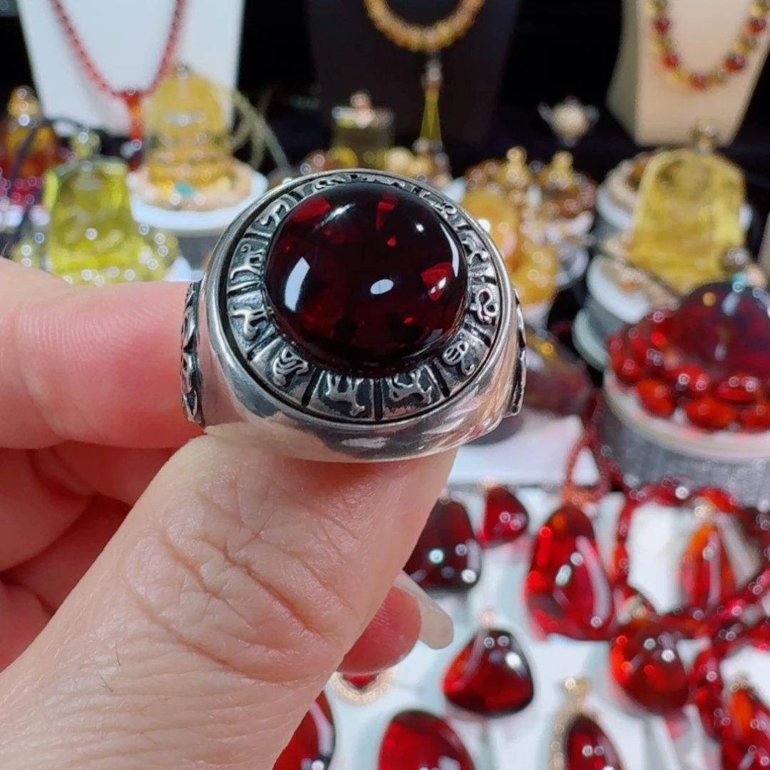 银S925镶嵌琥珀裸石天然缅甸酒红玻璃底十二生肖转运戒指