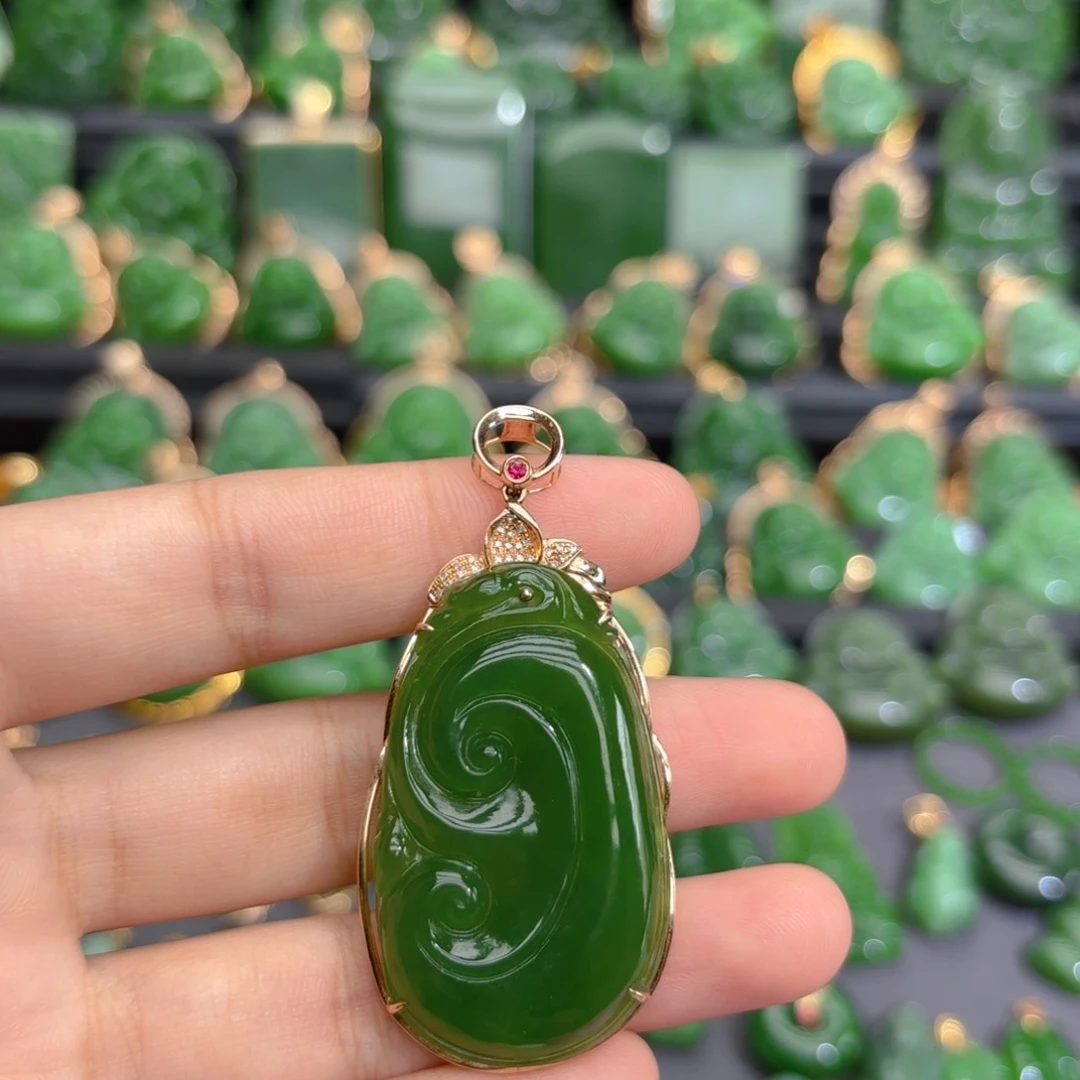 颈饰18K金镶嵌和田玉（碧玉）