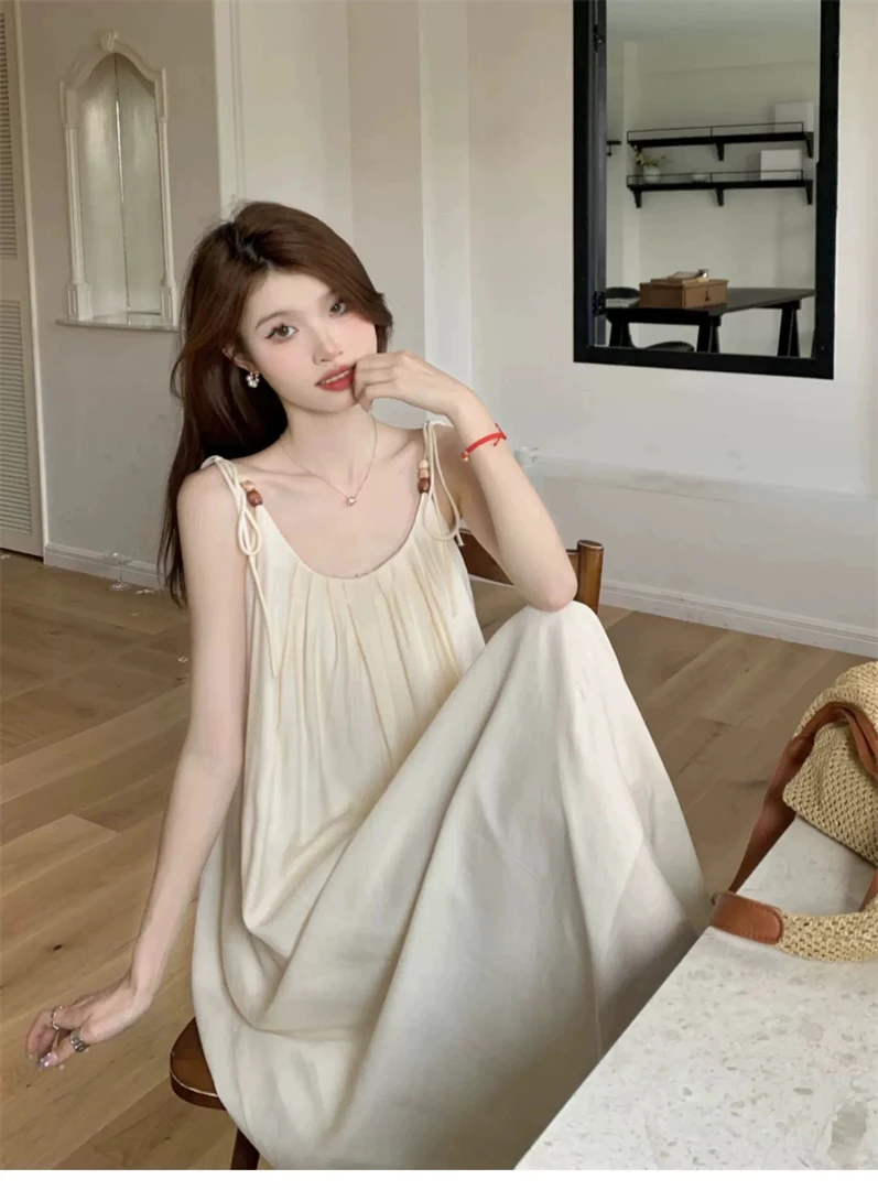 海边度假裙女夏季2025新款西双版纳设计感露背显瘦宽松吊带连衣裙