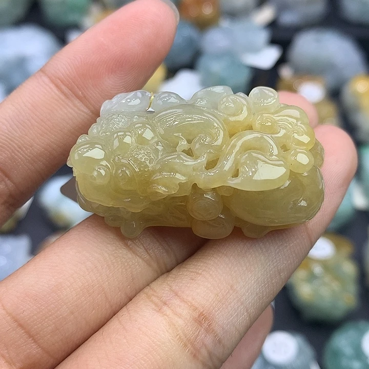 兔****颈饰未镶嵌翡翠天然缅甸翡翠
