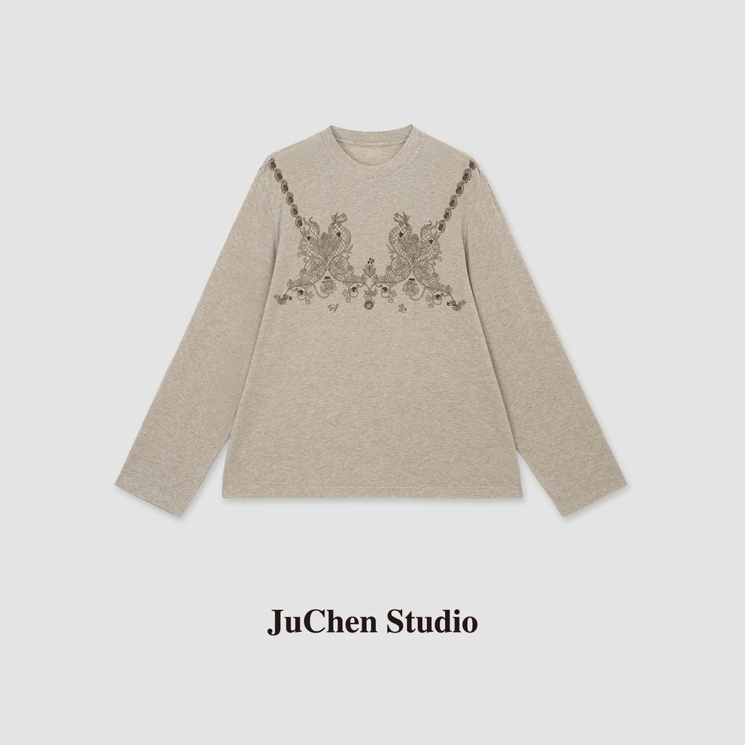 “塞纳花房”软糯丝毛弹力显瘦 复古蕾丝印花圆领长袖T恤SS023662