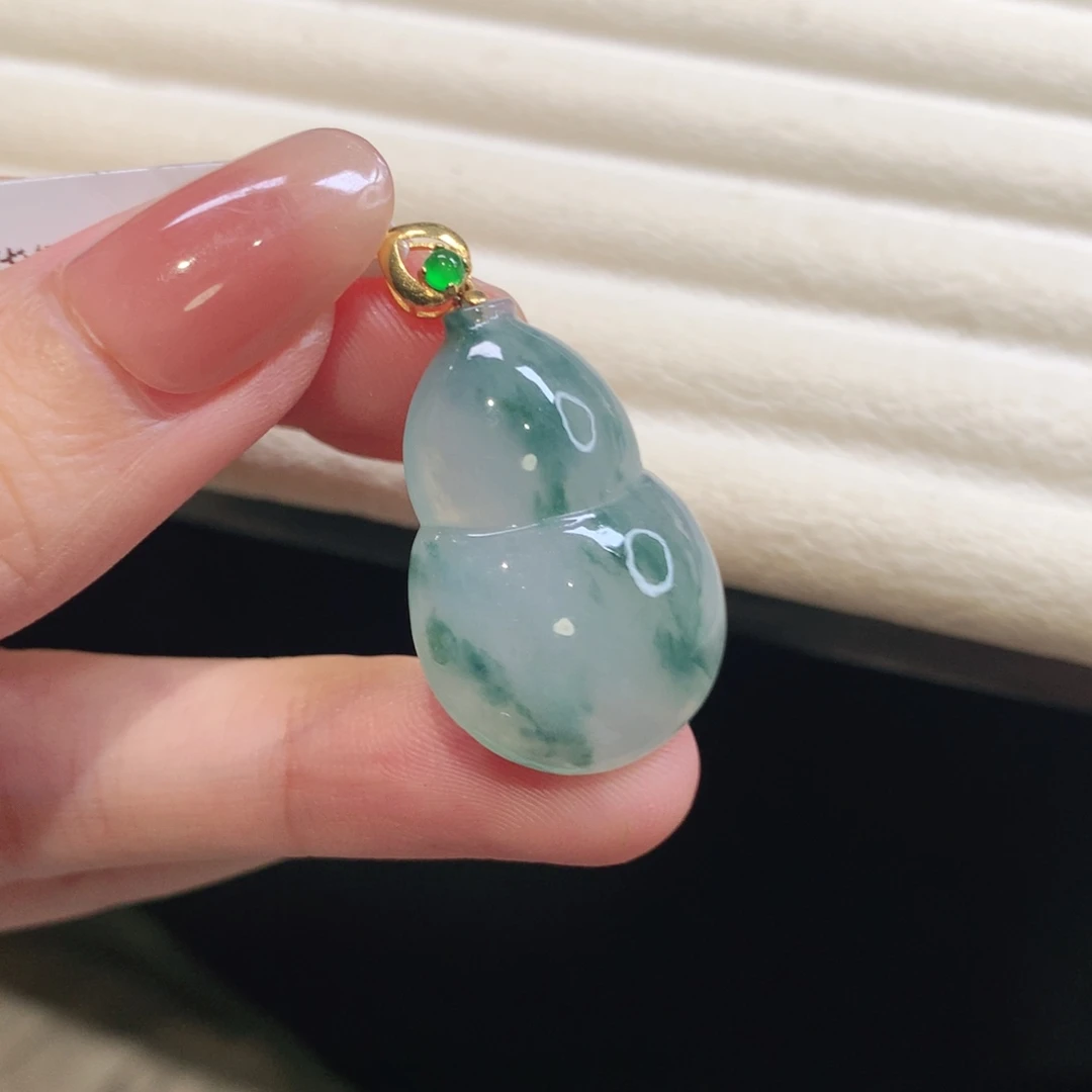 翡翠18K金镶嵌颈饰葫芦