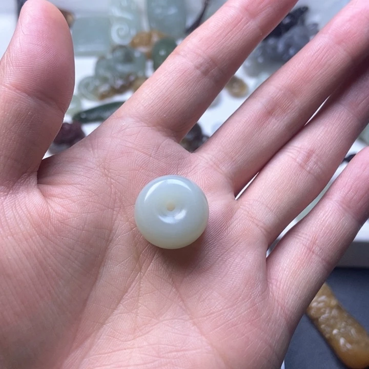 和田玉挂件未镶嵌?**叶