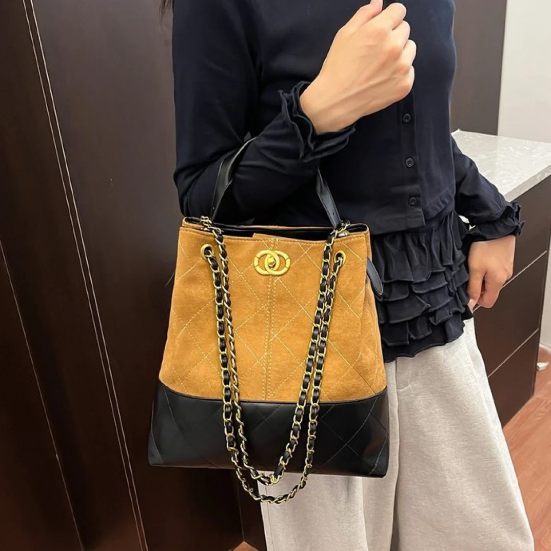 时尚绣线大容量包包女7008新款通勤百搭链条斜挎包撞色手提水桶包