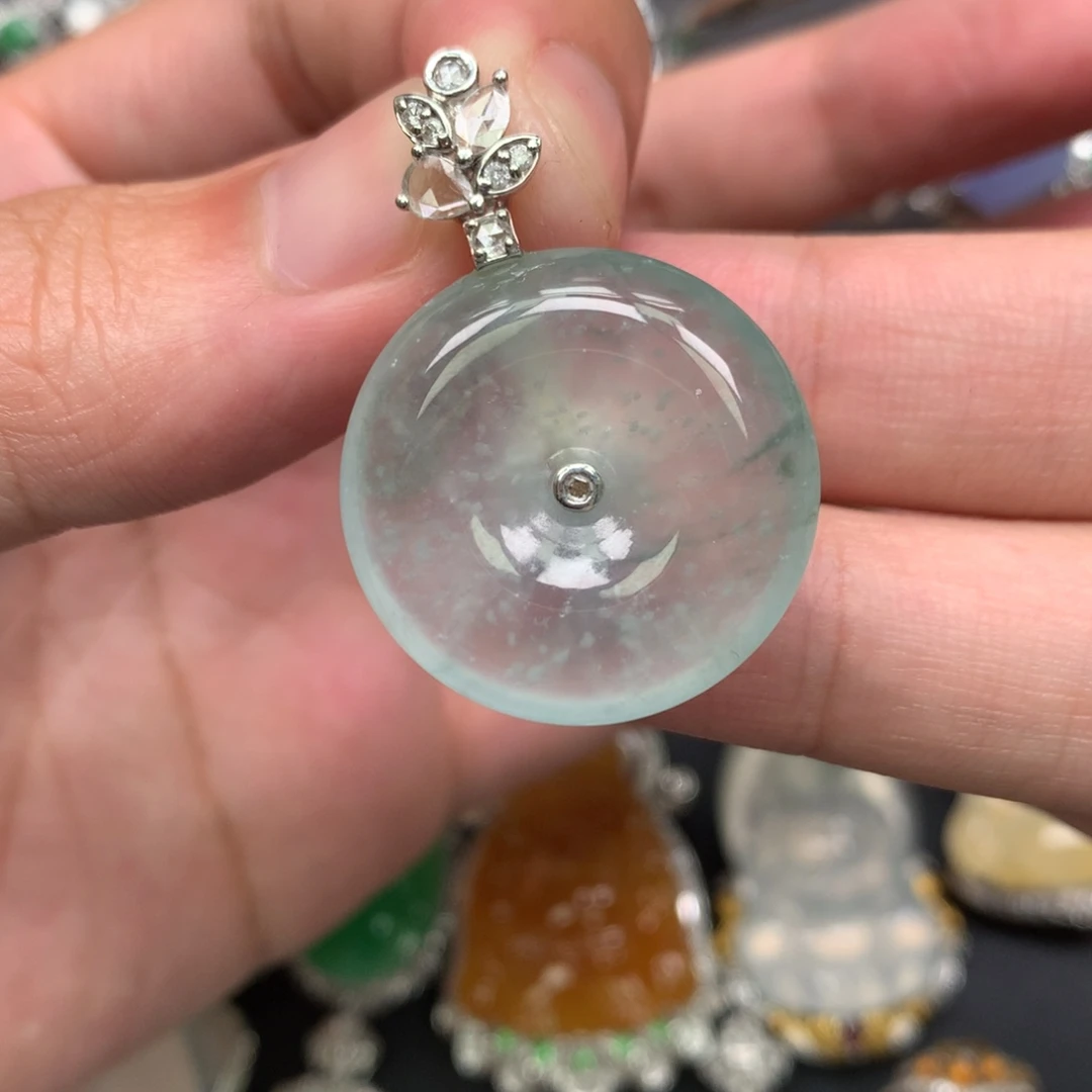 翡翠18K金镶嵌颈饰