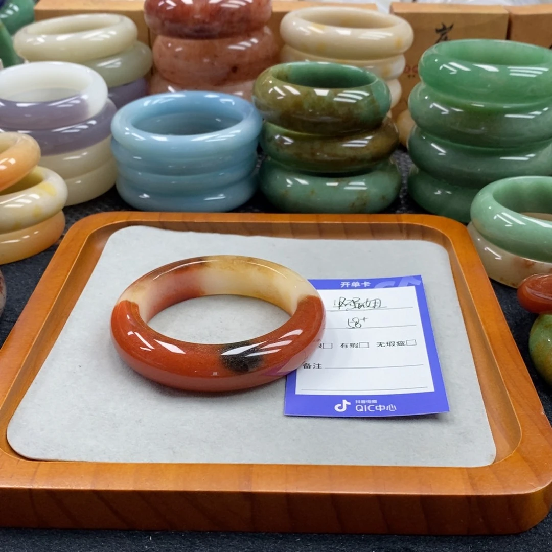 坚***姐石英质玉手镯未镶嵌