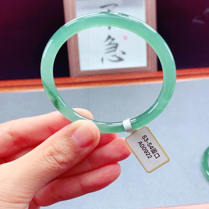 未镶嵌手镯翡翠圆镯