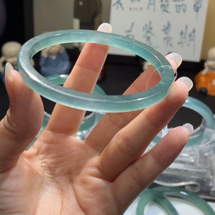 翡翠未镶嵌手镯冰蓝