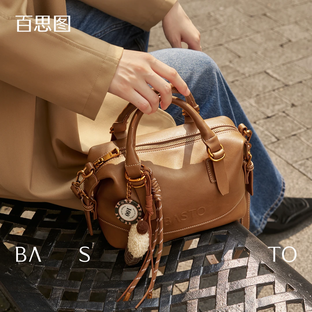 【百思图】包包女款爆款2025新款流光风波士顿包斜挎保龄球包便携包