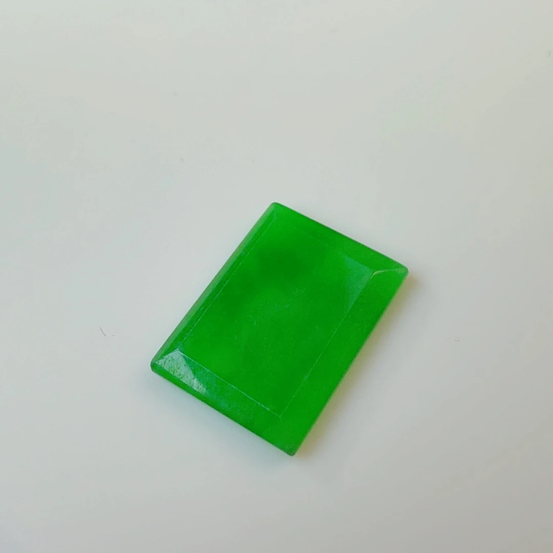 翡翠裸石辣绿无事牌