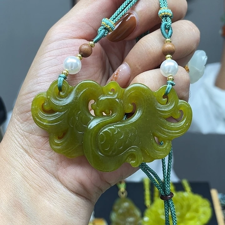 蛇纹石玉未镶嵌颈饰