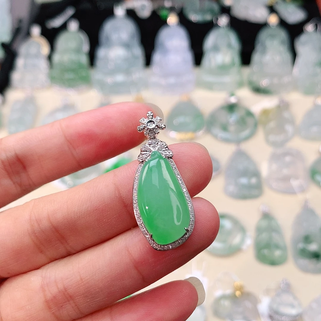 翡翠18K金镶嵌颈饰福瓜