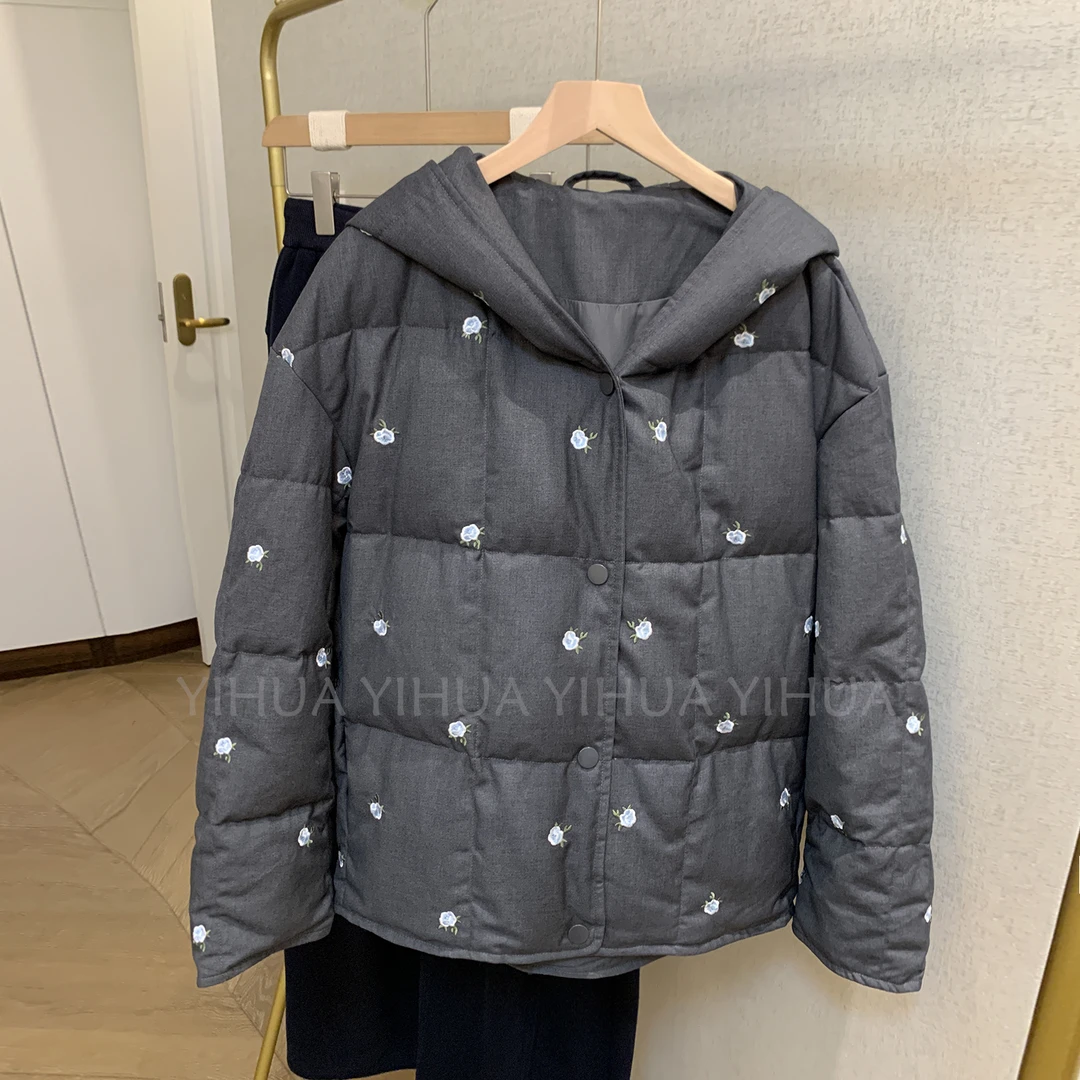 韩系高级感刺绣连帽短款羽绒服女冬季保暖外套灰色2025年冬季新品