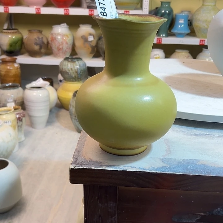 花瓶白泥高26口8。447。微瑕