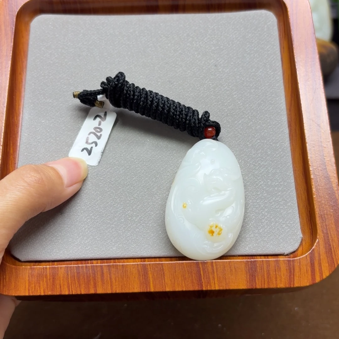 大***情和田玉未镶嵌颈饰