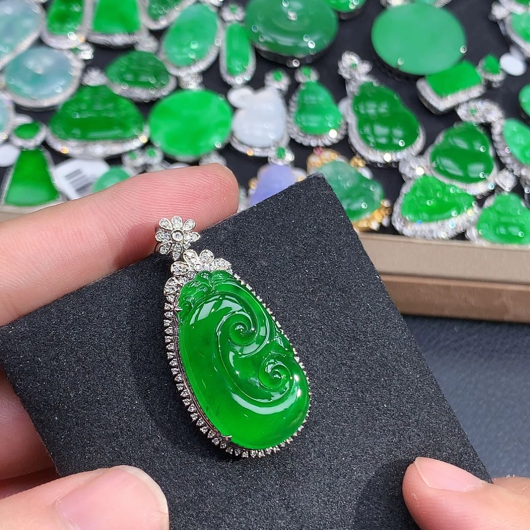 颈饰18K金镶嵌翡翠